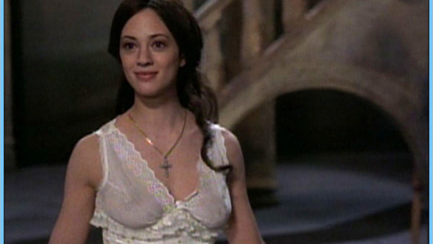 Pic: Asia Argento in Phantom of the Opera