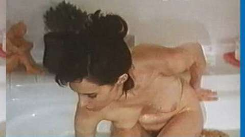 Pic: Béatrice Dalle in À la folie