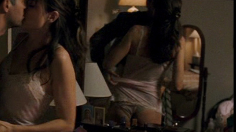 Pic: Amanda Peet in What Doesn't Kill You (2008)