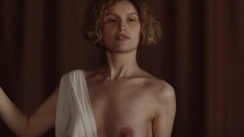 Pic: Laetitia Casta in La jeune fille et les loups