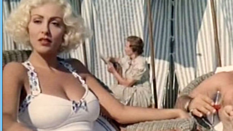 Pic: Sabrina Ferilli in Americano rosso