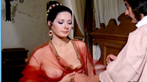 Pic: Edwige Fenech in La bella Antonia, prima Monica e poi Dimonia