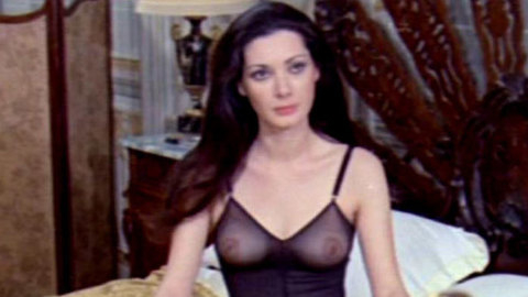 Pic: Edwige Fenech in La signora gioca bene a scopa?