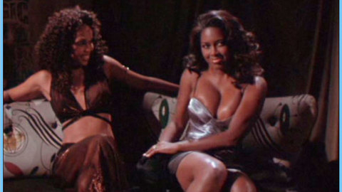 Pic: Kenya Moore in Trois