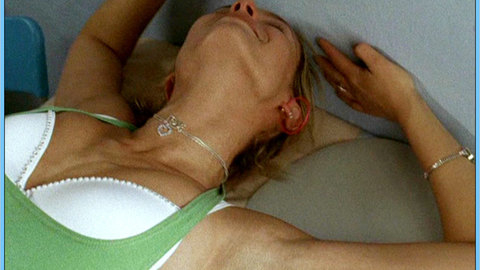 Pic: Nadja Uhl in Sommer vorm Balkon