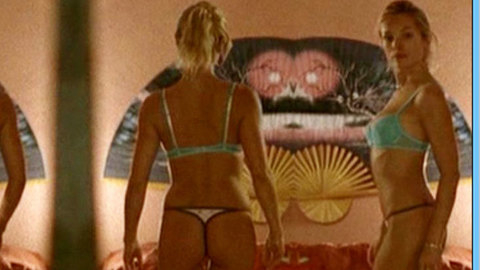 Pic: Nadja Uhl in Sommer vorm Balkon