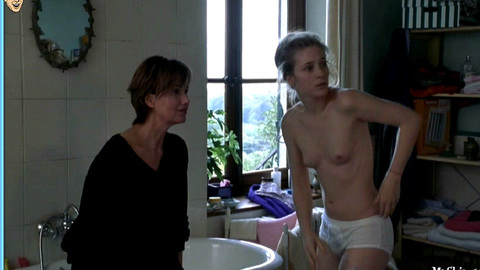 Pic: Natacha Régnier in Tout va bien, on s'en va