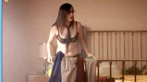 Pic: Amira Casar in Mariées mais pas trop