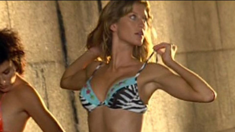 Pic: Gisele Bundchen in Taxi