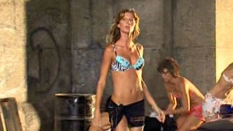 Pic: Gisele Bundchen in Taxi
