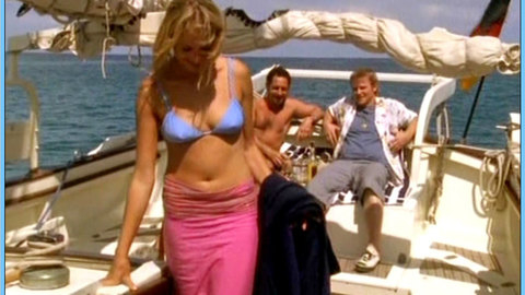 Pic: Julia Thurnau in Klinik unter Palmen