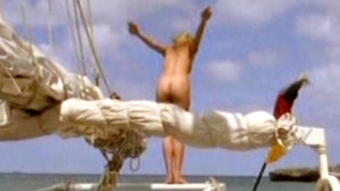 Pic: Julia Thurnau in Klinik unter Palmen