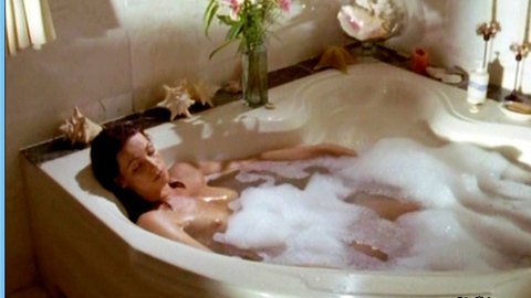 Pic: Sabine Vitua in Klinik unter Palmen