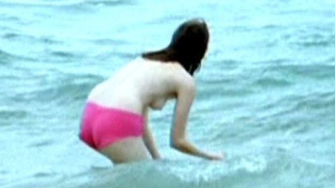Pic: Roxane Mesquida in Les vagues