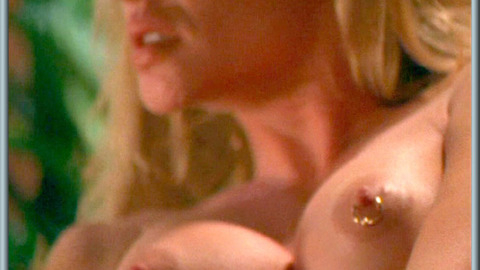 Pic: Julia Kruis in Nightcap