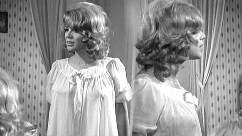 Pic: Dora Doll in Un drôle de caïd