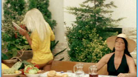 Pic: Sabrina Siani in La liceale al mare con l'amica di papà