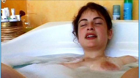 Pic: Emeline Becuwe in L' Amour au soleil