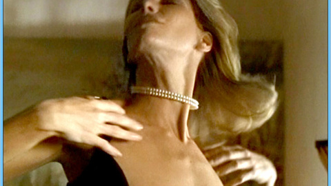 Pic: Giulia Siegel in Die Singlefalle - Liebesspiele bis in den Tod