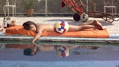 Pic: Tina Aumont in Scusi, lei è favorevole o contrario?