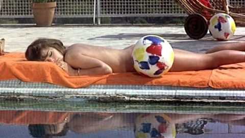 Pic: Tina Aumont in Scusi, lei è favorevole o contrario?