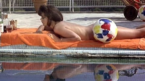 Pic: Tina Aumont in Scusi, lei è favorevole o contrario?