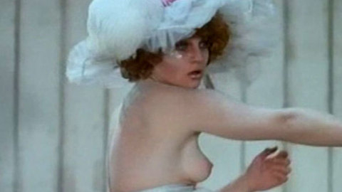 Pic: Valérie Mairesse in L' une chante, l'autre pas