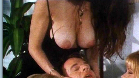 Pic: Leslie Glass in Vampire Vixens from Venus