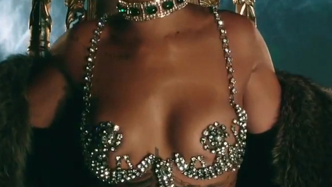 Pic: Rihanna in Pour It Up