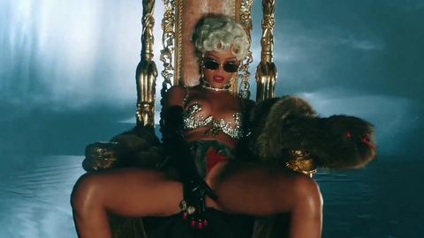 Pic: Rihanna in Pour It Up