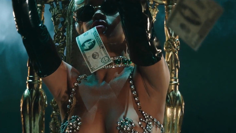 Pic: Rihanna in Pour It Up