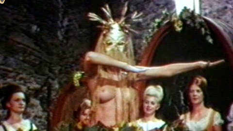 Pic: Caterina Alt in Alle dame del castello piace fare solo quello