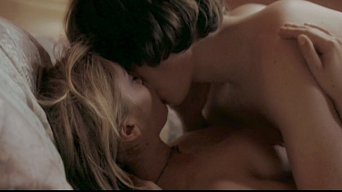 Pic: Lizzy Caplan in Love Is the Drug