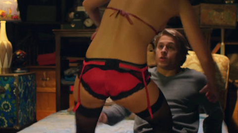 Pic: Lizzy Caplan in 3, 2, 1... Frankie Go Boom