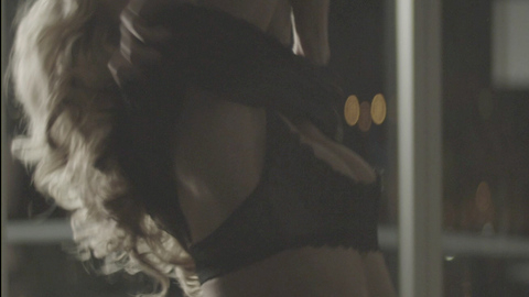 Pic: AnnaLynne McCord in Gun