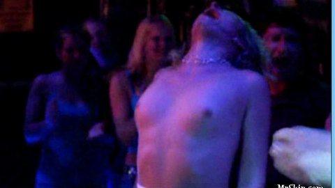 Pic: Darina Dujmic in Falling