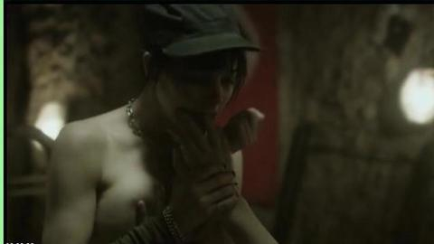 Pic: Bojana Novakovic in Skinning