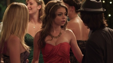 Pic: Sarah Hyland in Date and Switch