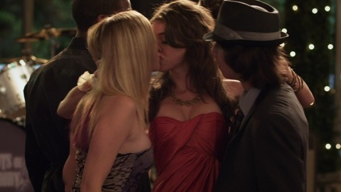 Pic: Sarah Hyland in Date and Switch