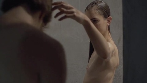 Pic: Hannah Hoekstra in Sunny Side Up