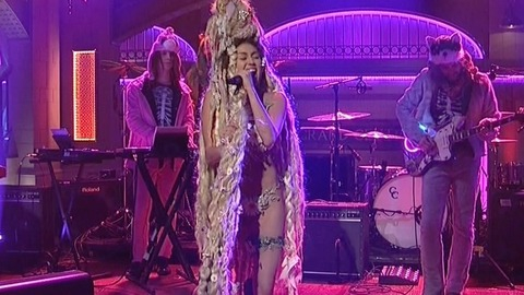 Pic: Miley Cyrus in Saturday Night Live (1975)