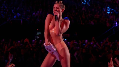 Pic: Miley Cyrus in MTV Video Music Awards