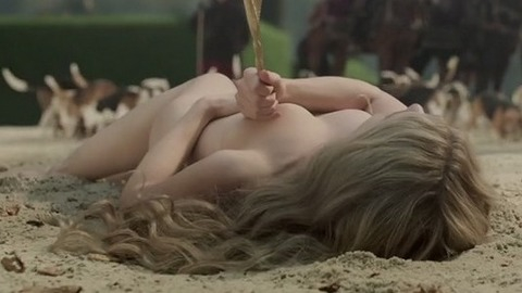 Pic: Yvonne Catterfeld in La belle et la bête