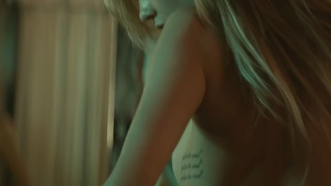 Pic: Behati Prinsloo in Maroon 5 - Animals