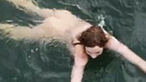 Pic: Maria Ehrich in Hotel Adlon