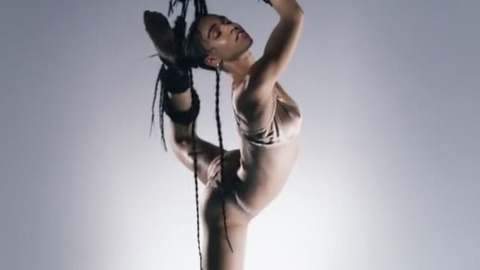 Pic: FKA Twigs in FKA Twigs - Pendulum