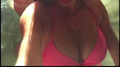 Pic: Samantha Gold in $elfie Shootout