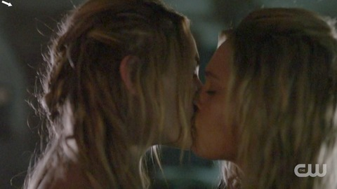 Pic: Jessica Harmon in The 100