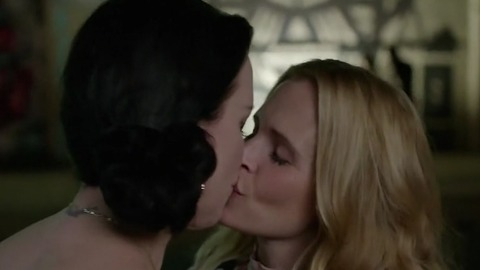 Pic: Debi Mazar in Younger