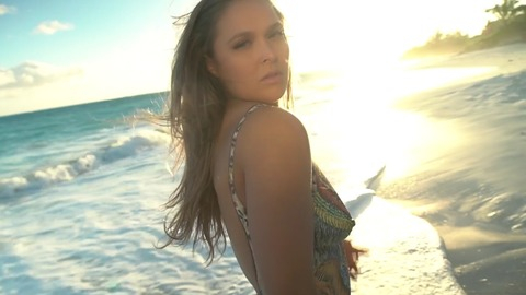 Pic: Ronda Rousey in Sports Illustrated Swimsuit 2016 Revealed (2016)